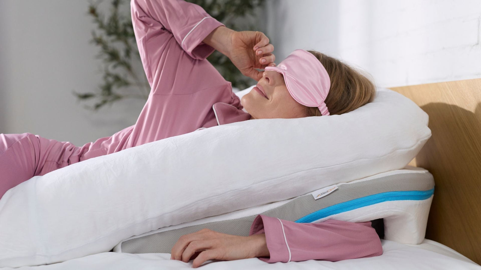How a Wedge Pillow Can Help Relieve Neck and Back Pain