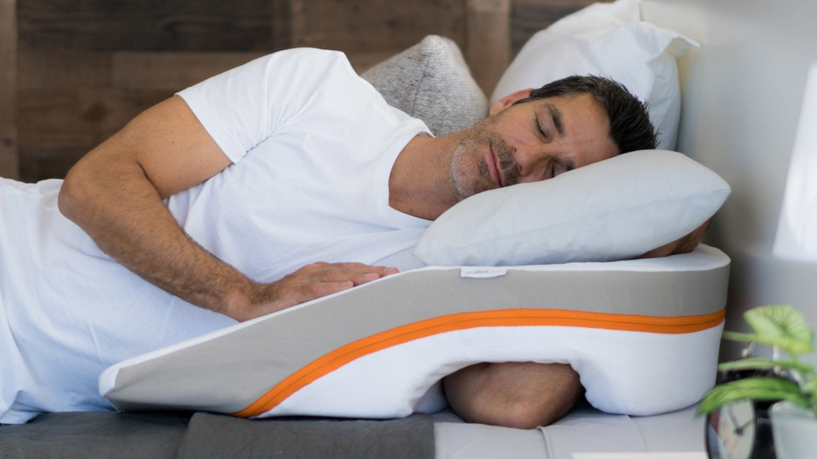 Wedge Pillow Benefits 5 Ways They Improve Your Sleep Medcline Europe